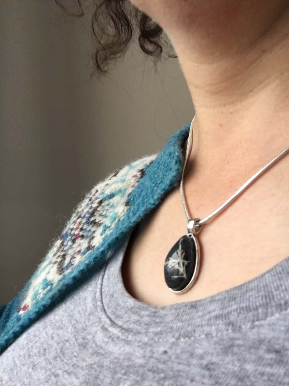 Seaweed pendants with shimmering black night sky background. - Image 2